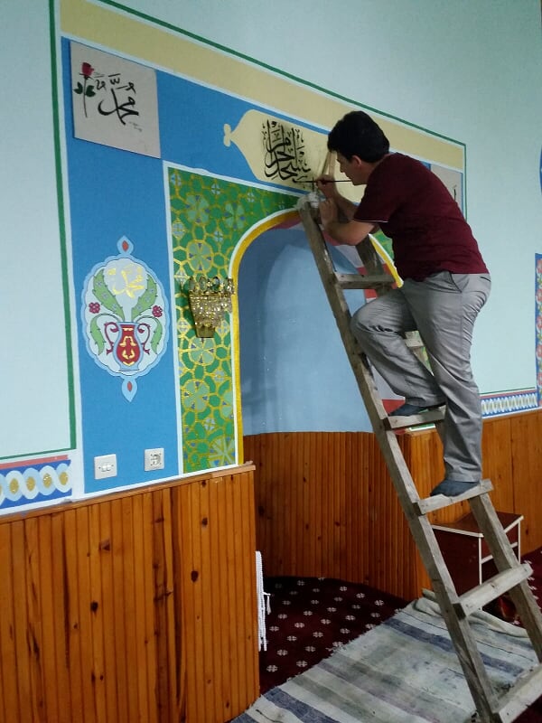 Namazını kıldırdı, camisini süsledi 2