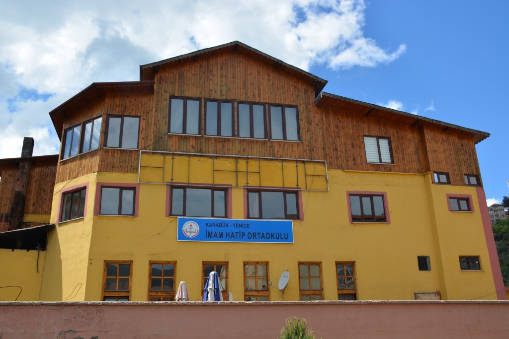 İmam Hatip Ortaokulu yeni binasında