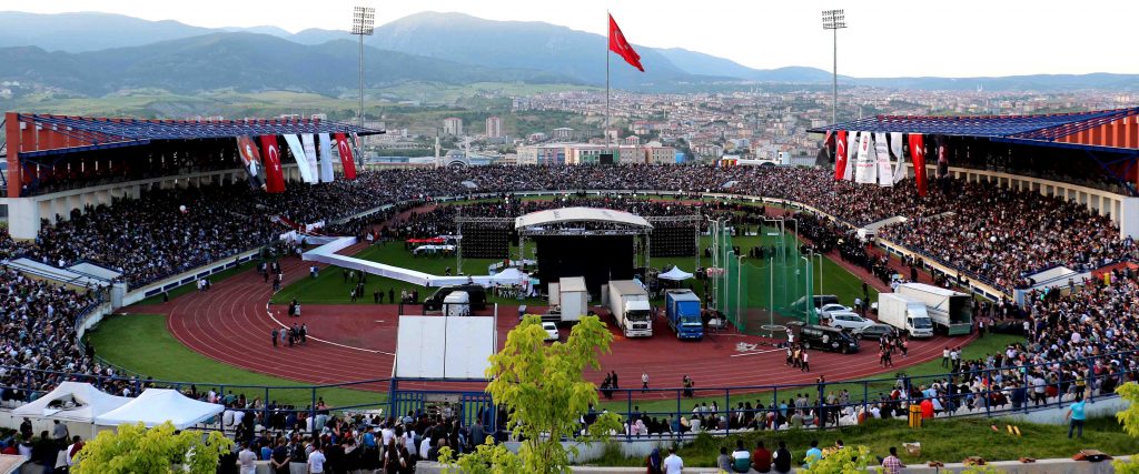 KARABÜK ÜNİVERSİTESİNDE MEZUNİYET ÇOŞKUSU 1