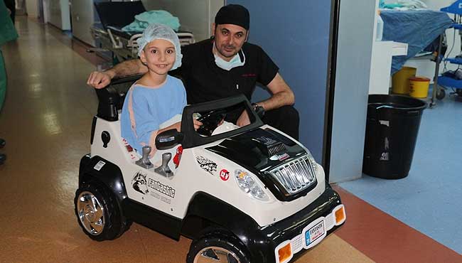 Ameliyata araba ile gidiyorlar