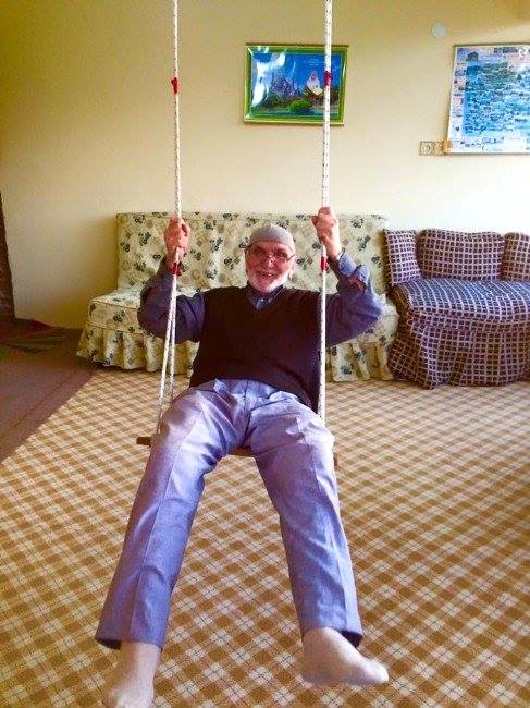 87’lik Dedenin Salıncak Keyfi